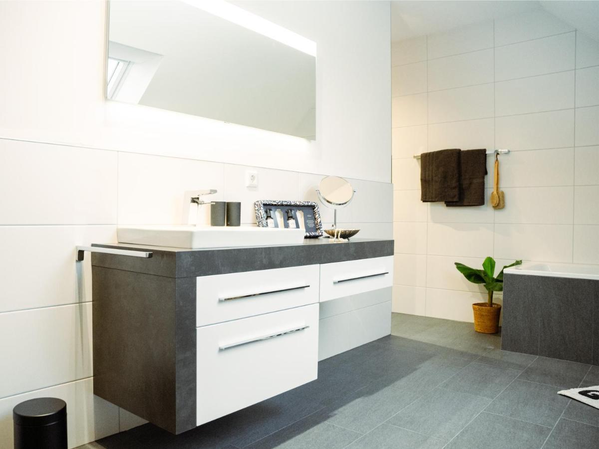 Lio Suite Design Apartment Balkon Terrasse Parken Fur 4 Personen Bad Salzuflen Kültér fotó